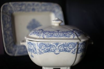 un bol bleu et blanc muni d'un couvercle, posé sur une table