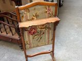 une chaise qui se trouve au milieu d'une pièce