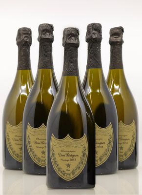 six bouteilles de champagne sont alignées sur une surface blanche