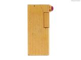 un briquet en bois dont l'embout est rouge