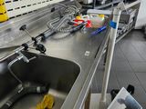 un évier de cuisine avec un plan de travail encombré