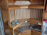 une cuisine d'angle avec un meuble en bois et un micro-ondes
