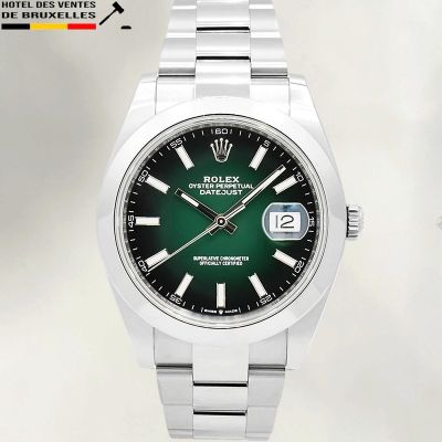 une montre Rolex avec un cadran vert et un bracelet en acier inoxydable