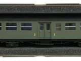 un petit train dans une boîte posée sur une surface blanche