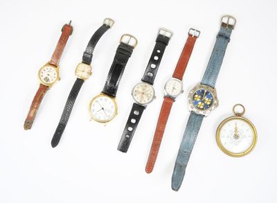 plusieurs types de montres sont alignés sur une surface blanche