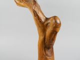 une sculpture en bois représentant une main tenant un oiseau