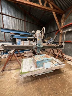 une machine qui se trouve au milieu d'un bâtiment
