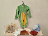 une table sur laquelle sont posés des vêtements et des bonnets pour bébé