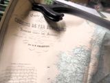 une paire de ciseaux posée sur une carte