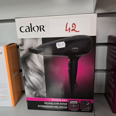 emballage d'un sèche-cheveux posé sur une étagère dans un magasin