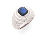 un gros plan d'une bague sertie d'une pierre bleue sur fond blanc