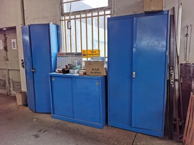 une armoire bleue au milieu d'une pièce, avec des portes bleues