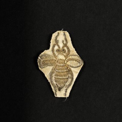 Rare et fine petite abeille de parement d’habit de haut dign… - Photo 1