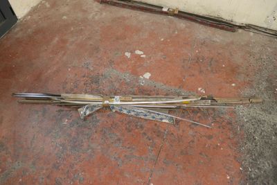 une photo d'un cadre de fenêtre cassé posé par terre