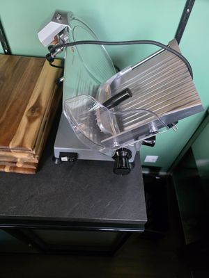 un couteau et une planche à découper posés sur une table dans une cuisine