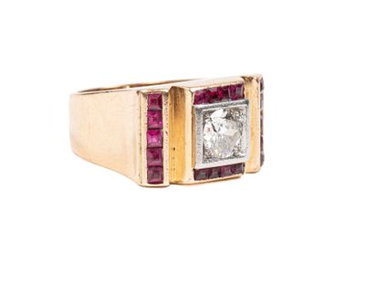 un gros plan d'une bague en or sertie d'un diamant et de rubis