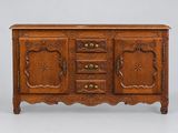 un buffet ancien en chêne sculpté, doté de quatre tiroirs et de deux portes