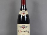 une bouteille de vin posée sur une table