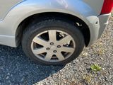 une voiture qui a un pneu crevé sur le bord de la route