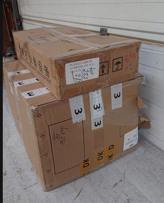 une pile de cartons posée par terre