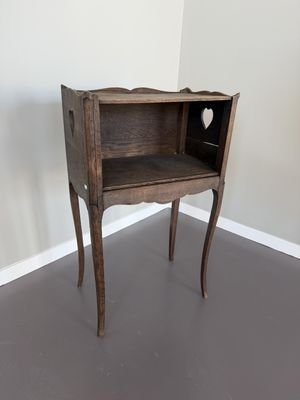 une petite table en bois surmontée d'une étagère