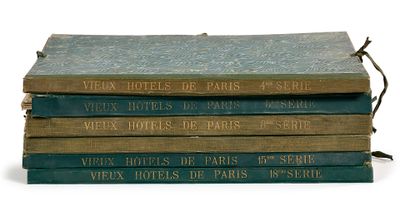 plusieurs livres empilés sur une surface blanche