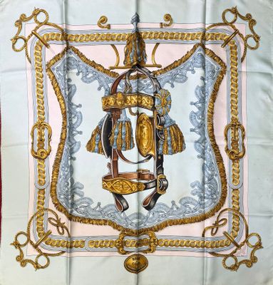 HERMÈS PARIS CARRÉ 90 en twill de soie "Bride de Cour", sign…