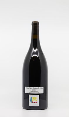 une bouteille de vin posée sur une table