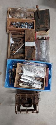 un grand nombre d'outils posés sur le sol