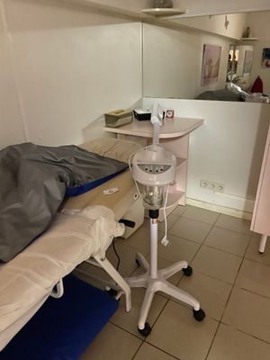 une pièce avec un lit, une table et un ventilateur