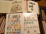 beaucoup de timbres sur les pages d'un livre