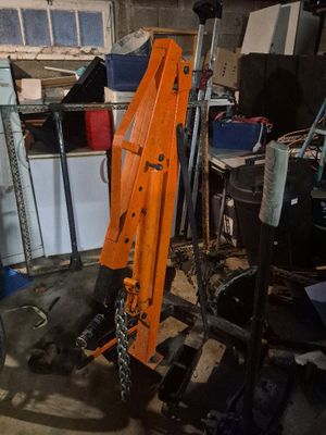 une machine orange qui se trouve dans un garage