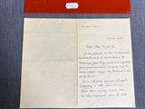 un gros plan sur une feuille de papier sur laquelle est écrite une lettre à la main