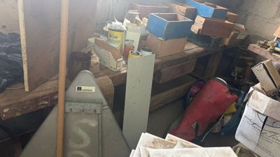 une pièce avec beaucoup de cartons et des cartons sur le sol