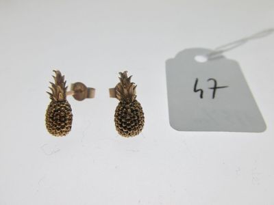 Deux petits ananas sont posés l'un à côté de l'autre sur une table.