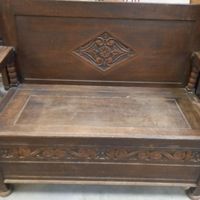 Banc coffre en chêne sculpté sur le dossier et le coffre et … (photo 2)