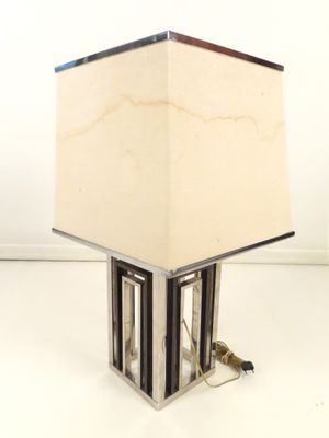 une lampe posée sur une table et munie d'un abat-jour