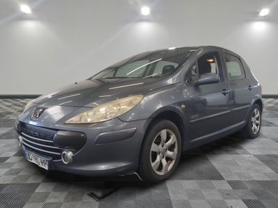 la photo d'une voiture garée dans un garage