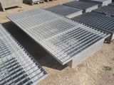 plusieurs grilles en acier sont empilées les unes sur les autres dans la terre