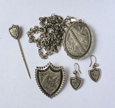 Lot en argent (800/oo) comprenant une broche, une épingle de…