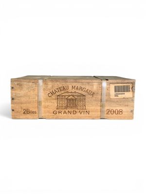 deux caisses de vin en bois posées l'une à côté de l'autre sur une surface blanche