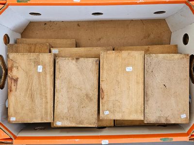 une caisse remplie de bois posée par terre