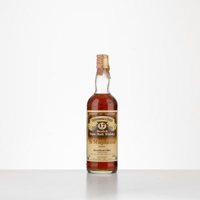 une bouteille de whisky posée sur une table