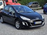 une petite voiture noire garée sur un parking