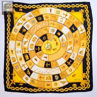 une photo d'une écharpe jaune et noire sur laquelle figure une horloge