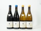 trois bouteilles de vin sont alignées sur une surface blanche