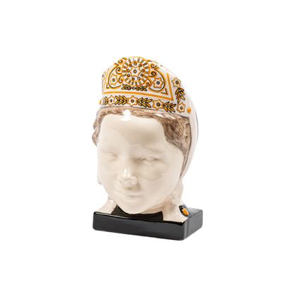 une statue représentant une femme coiffée d'une couronne