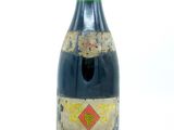 une bouteille de vin posée sur une table
