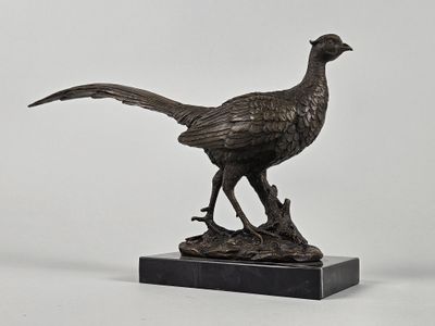 statue d'un faisan sur un socle en marbre sur fond blanc