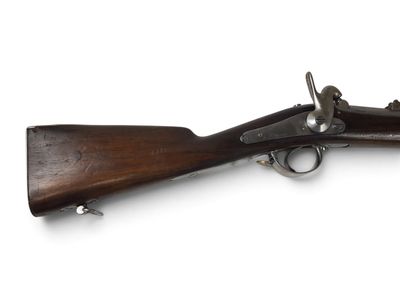 un vieux fusil avec un canon en bois sur fond blanc